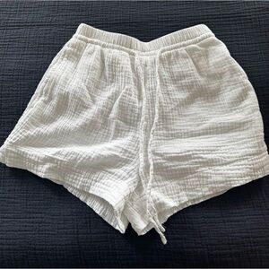 HM white high rise shorts! In great condition!